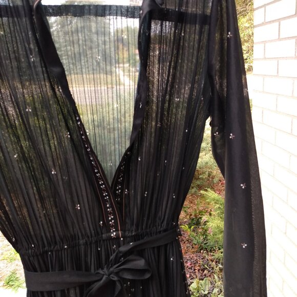 Elegant Black Midi Dress - Picture 2 of 16